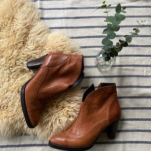 🇦🇷 leather Cognac Booties with Wood Heel